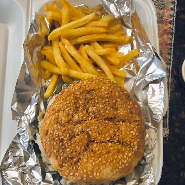 菜肴“Classic Mushroom Veg Burger”的照片