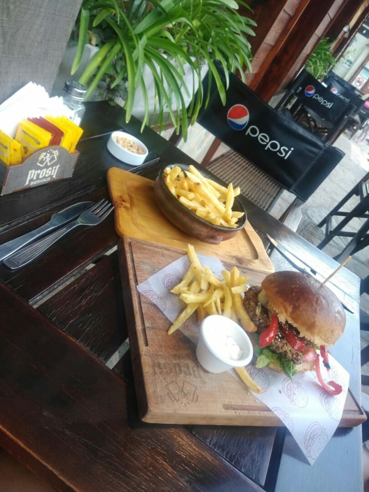 review photo of Prosit Bierhaus Hamburguesa Vegana shared by @bichpich on 10 Feb 2020 - review