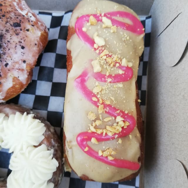 Foto do prato “Peanut Butter Jelly Doughnut”