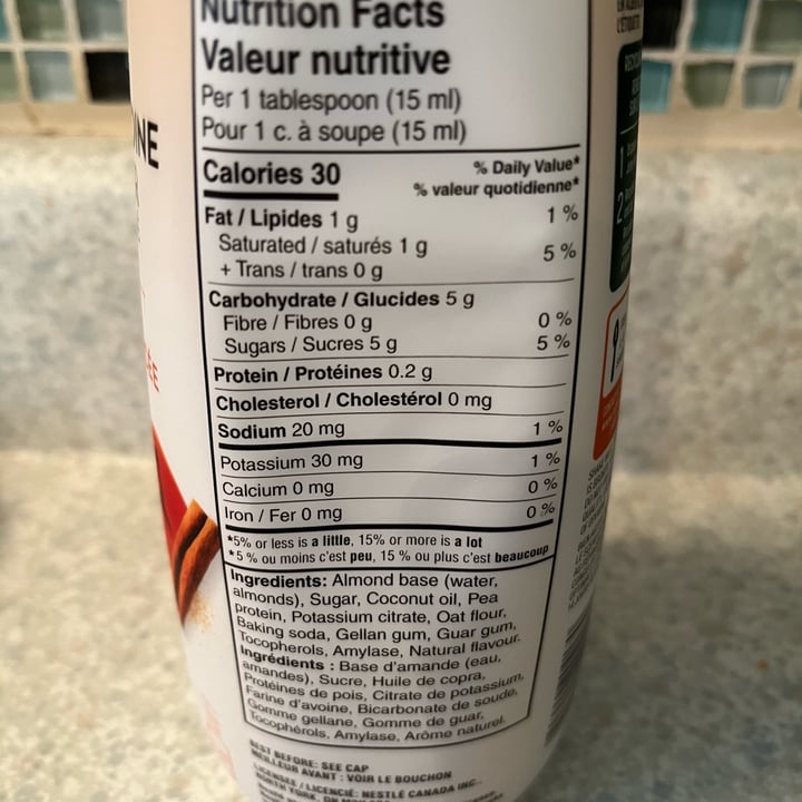 photo of Starbucks Non-Dairy Creamer Almondmilk and Oatmilk Pumpkin Spice Latte shared by @elisaz on  04 Oct 2022 - review