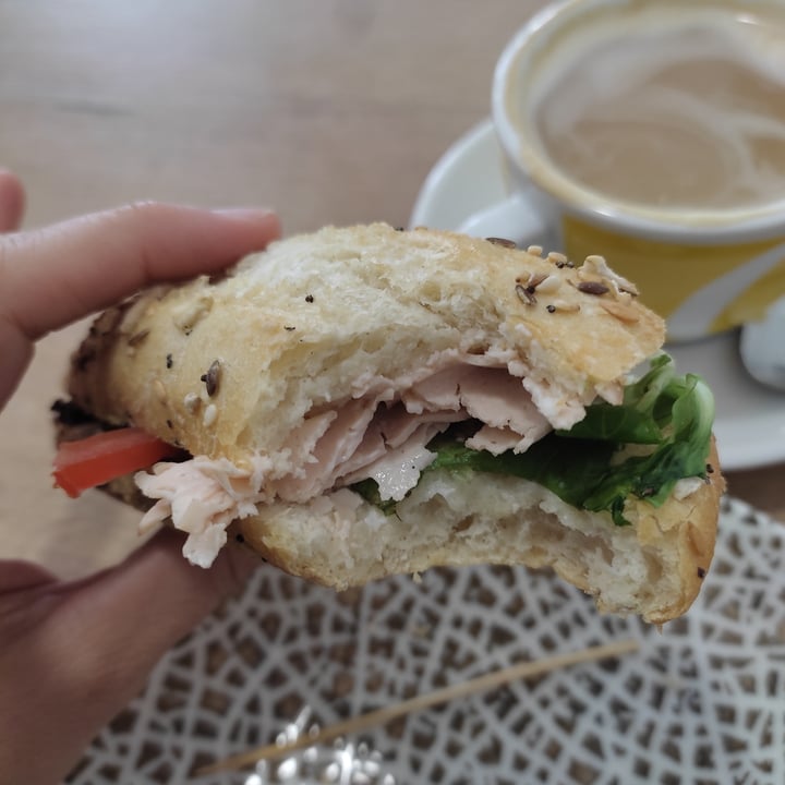 photo of La Veggisseria Bocadillo Vegetal Tipo York shared by @jordimarta on  30 Jun 2022 - review