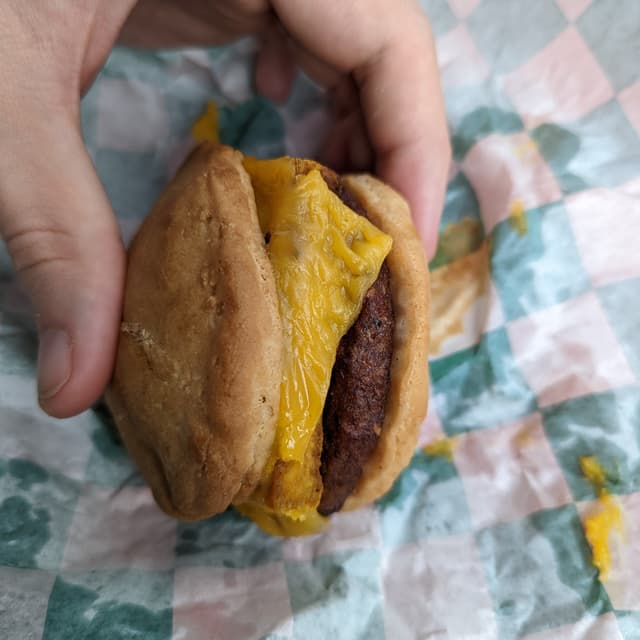 Foto del plato “Breakfast Egg Sausage Vegan Sandwich”