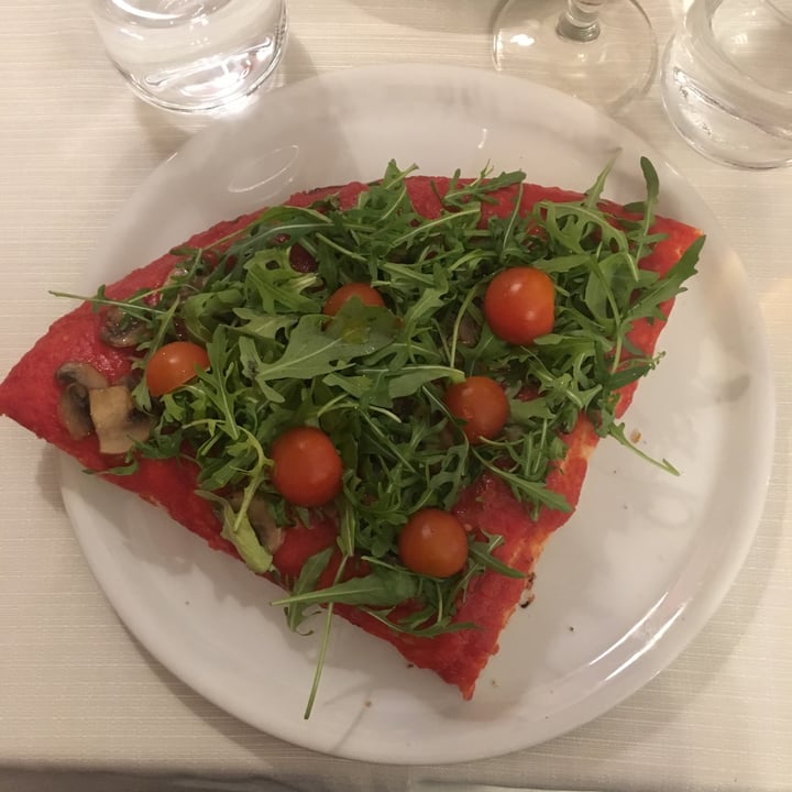 photo of Da Nicolas Pizza al trancio con pomodorini e rucola shared by @desireeminasola on  28 Apr 2022 - review