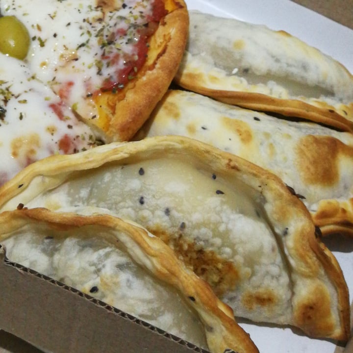 photo of Empanadas de 10 Empanada de acelga y queso shared by @aileng7 on  26 Sep 2021 - review