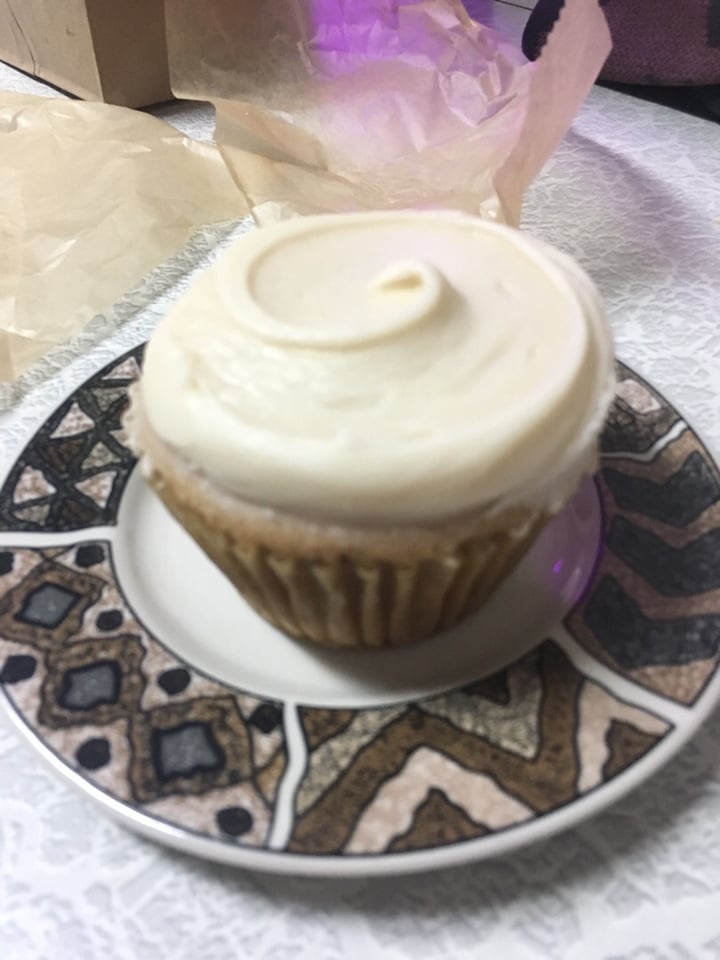 photo of Pattycake Bakery Vanilla Cupcake shared by @lisseatsplants on  15 Apr 2019 - review