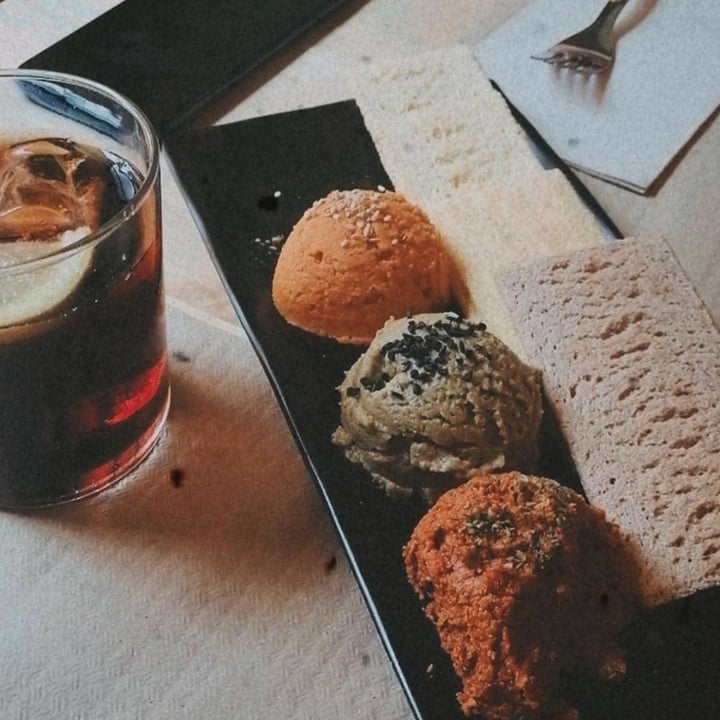 review photo of RESTAURANTE LA HUELLA VEGANA ALCALÁ DE HENARES Tabla De Hummus, Babaganous y Hummus De Tomate Seco shared by @heyitsmemara on 17 Dec 2020 - review