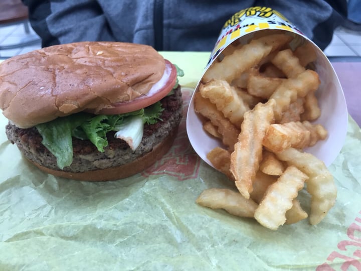 photo of Earth Burger Earth burger shared by @taylortots on  19 Nov 2018 - review