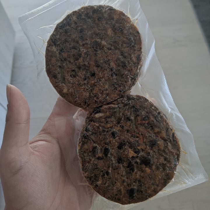 review photo of VG Gourmet Sweet Potato & Black Bean Artisan Vegan Burgers shared by @anacvlcnt on 16 Sep 2021 - review