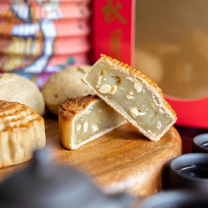 review photo of 108 Vegetarian Foods Pte Ltd White Lotus Mooncake (Traditional) shared by @theherbivorefrog on 02 Sep 2022 - review