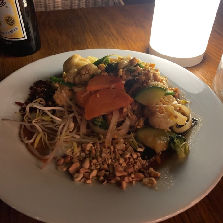 review photo of EPIC HEALTHY AND JUICY Pad thai shared by @jviv98 on 08 Sep 2021 - review