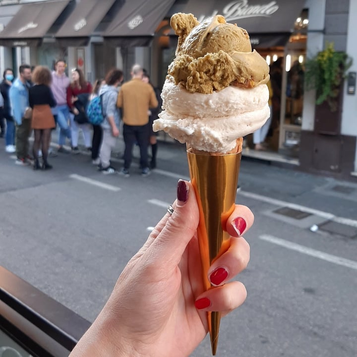 review photo of Gelateria Del Biondo Gelato PISTACCHIO & NOCI DI MACADAMIA shared by @gloriarota on 11 Apr 2022 - review