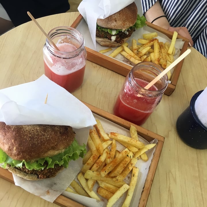 review photo of La Cocinita Verde - Comida Vegana Hamburguesa De Quinoa shared by @mpaulamojica on 22 Sep 2020 - review