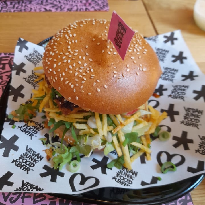 photo of Vegan Junk Food Bar Heppi ribs burger shared by @irmandadeantispecist on  09 May 2022 - review