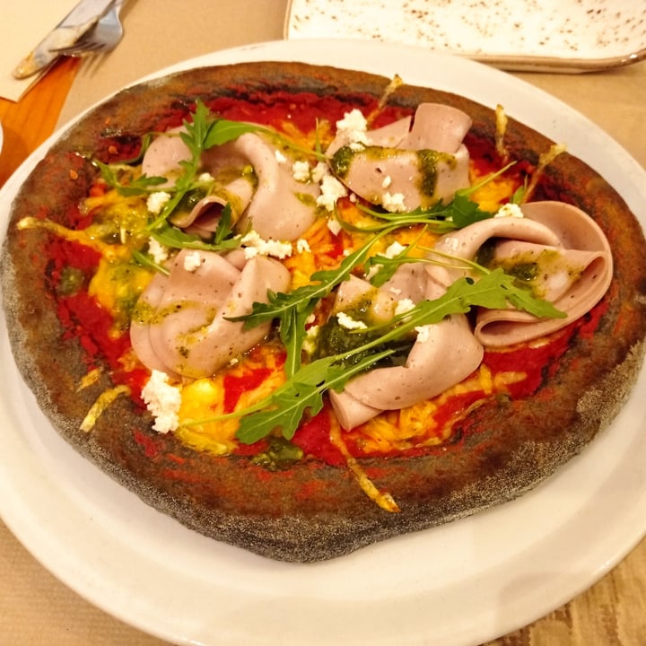 photo of Pizzi & Dixie Pizza de mortadela vegana con pesto de pistacho shared by @alejandro-alvaro on  19 Feb 2022 - review