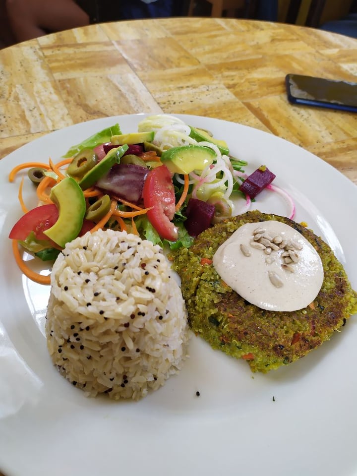 photo of La Bio Cafeta Hamburgersa de Quinoa con arroz integral y verduras shared by @wenbenites on  28 Feb 2020 - review