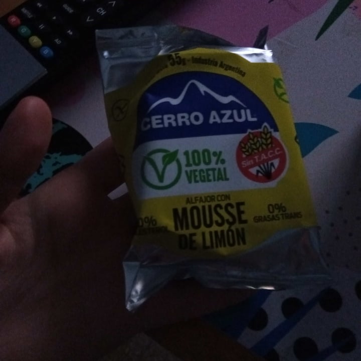 photo of Cerro Azul Alfajor con Mousse de Limón shared by @antocarpi on  24 Jul 2021 - review