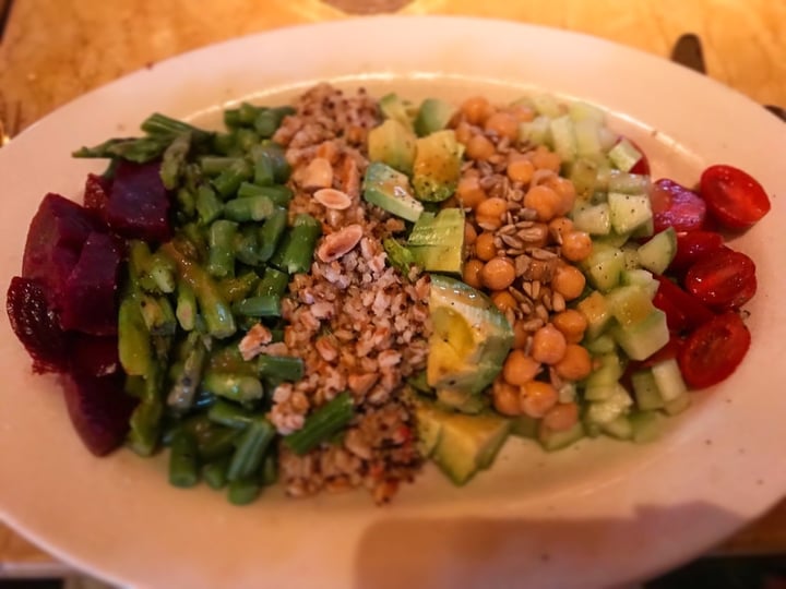 photo of The Cheesecake Factory Vegan Cobb Salad shared by @kenziisntcool on  25 Dec 2019 - review