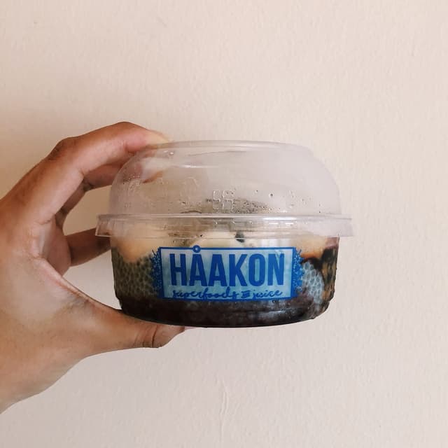 「Nut butter açaí bowl」の料理の写真