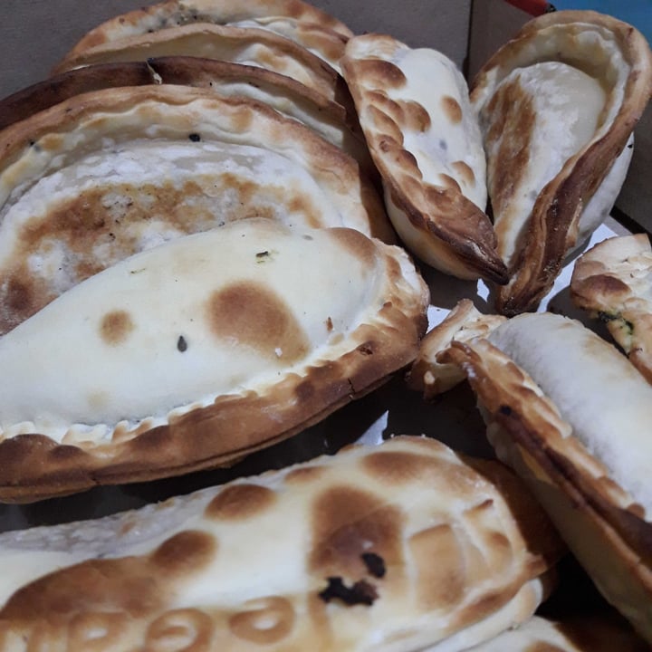 photo of Empanadas de 10 Empanada jamón y queso shared by @argoroth on  21 Jan 2021 - review