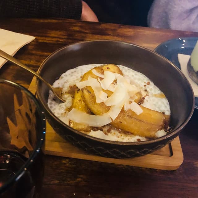 Foto del piatto “Platano flambeado con crema de coco y tapioca”