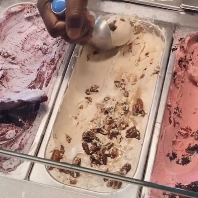 Foto do prato “Vegan Cinnamon Cream with Candied Pecan”