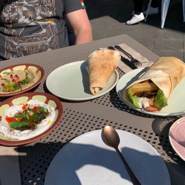 菜肴“baba ganoush mix plate”的照片