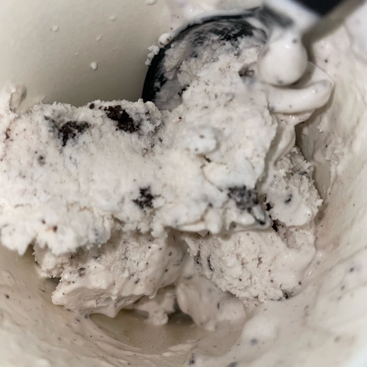 review photo of Breyers Non-Dairy Cookies & Crème shared by @livin on 30 Jul 2022 - review
