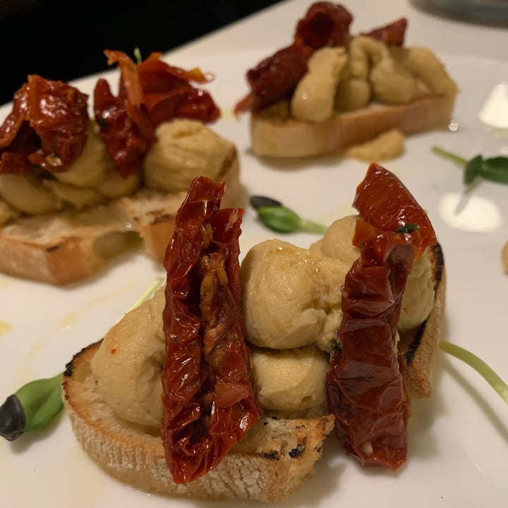 photo of MiBiò bistrot Bruschette con hummus di ceci e pomodorini secchi shared by @s3raf1na on  09 Apr 2022 - review