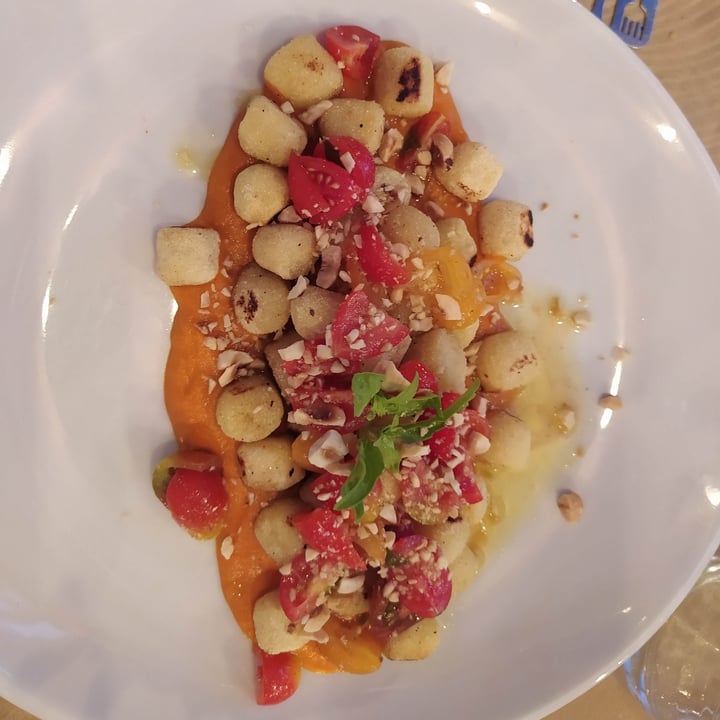 review photo of Nuna Ristorante Naturale Gnocchi Di Patate Con Crema Di Peperoni Arrosto, Nocciole Tostate E Battuto Di Pomodoro shared by @layayaveg on 08 Oct 2022 - review