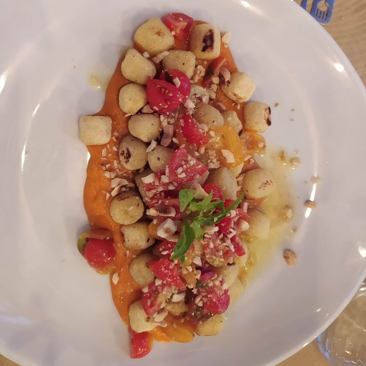 photo of Nuna Ristorante Naturale Gnocchi Di Patate Con Crema Di Peperoni Arrosto, Nocciole Tostate E Battuto Di Pomodoro shared by @layayaveg on  08 Oct 2022 - review