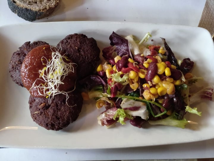 photo of VEGA Falafel con ensalada shared by @neus on  23 Jul 2019 - review