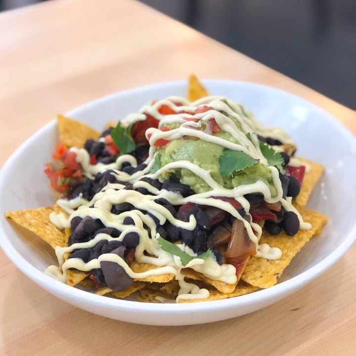 photo of Meraki Juice Kitchen Avocado Bagel, Vegan Nachos & Beyond Burger shared by @dailyveganliving on  09 Apr 2019 - review