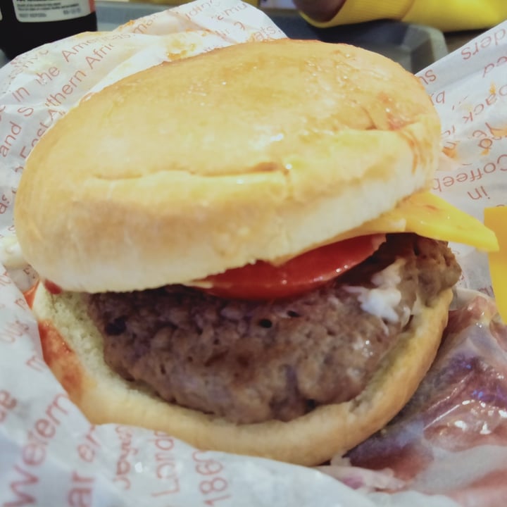 photo of Everyday Vegan Cafe Cheeseburger shared by @veganspicegirl on  30 Jun 2022 - review