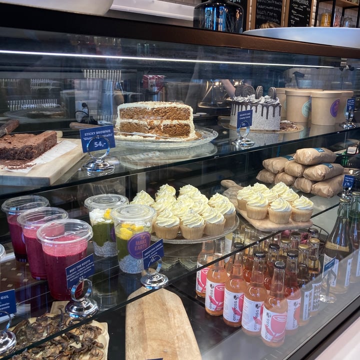 review photo of Cake Sisters Oslo Creamy Carrot Cake shared by @nicoleregine on 09 Jun 2021 - review