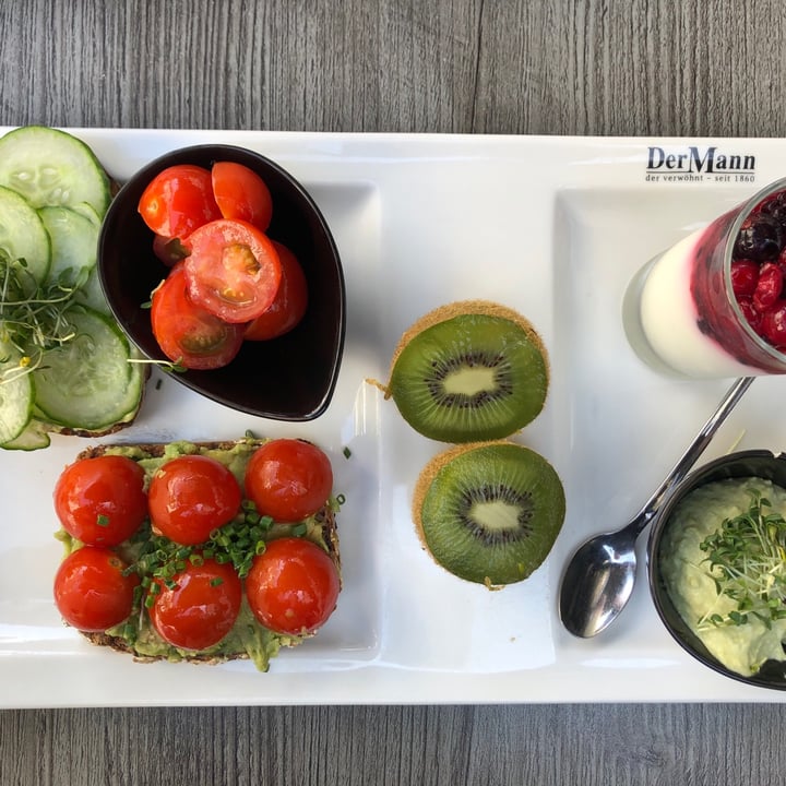 photo of Bäckerei Der Mann Hummus Avocado Teller shared by @mudi on  09 Aug 2020 - review