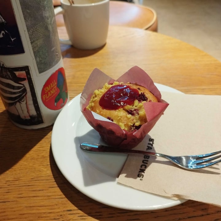 photo of Starbucks Király Raspberry muffin shared by @jwebbnature on  07 Nov 2022 - review