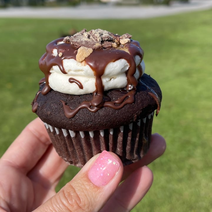 photo of PARLOUR VEGAN BAKERY® BOCA Peanut Butter Cupcake shared by @sangria on  28 May 2022 - review