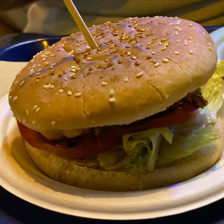 photo of Cala Vegana Beyond Burger Con Keso Y Vacon shared by @animalionline on  08 Sep 2021 - review