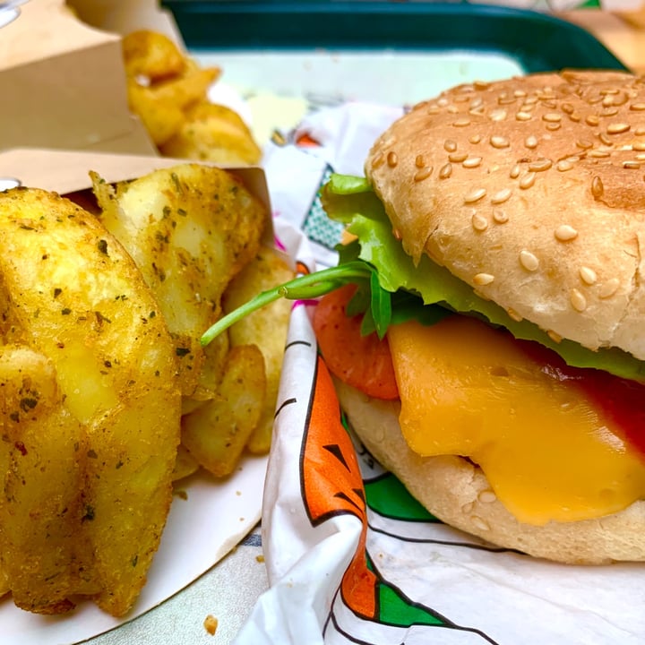 photo of La Trocadero LT Classic Burger shared by @virginiareyg on  07 Sep 2020 - review