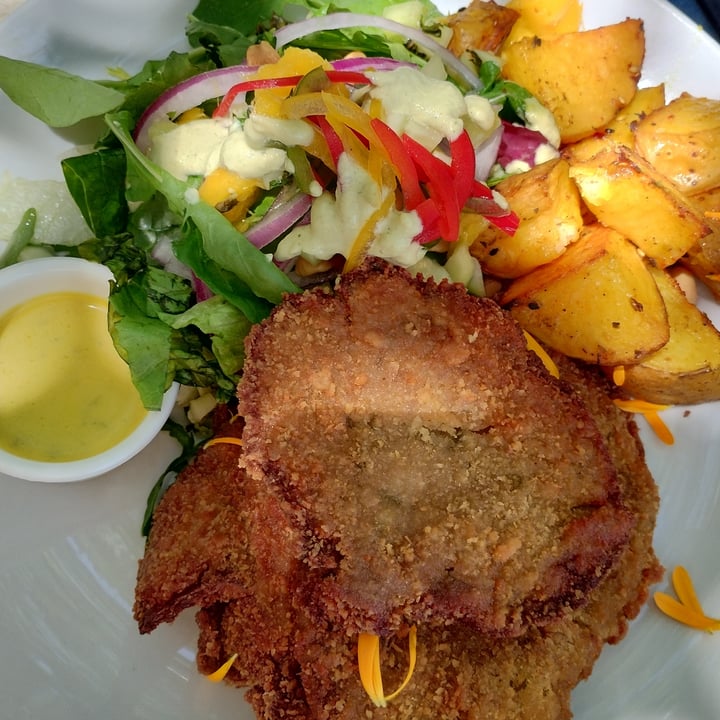 photo of Artemisia milanesas de girgolas al plato con ensalada shared by @tabymaudet on  12 Nov 2022 - review