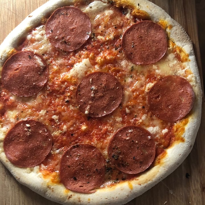 photo of Vegan Pizza Box Pizza Salame Vegano shared by @der-minniefisch on  01 Jun 2021 - review