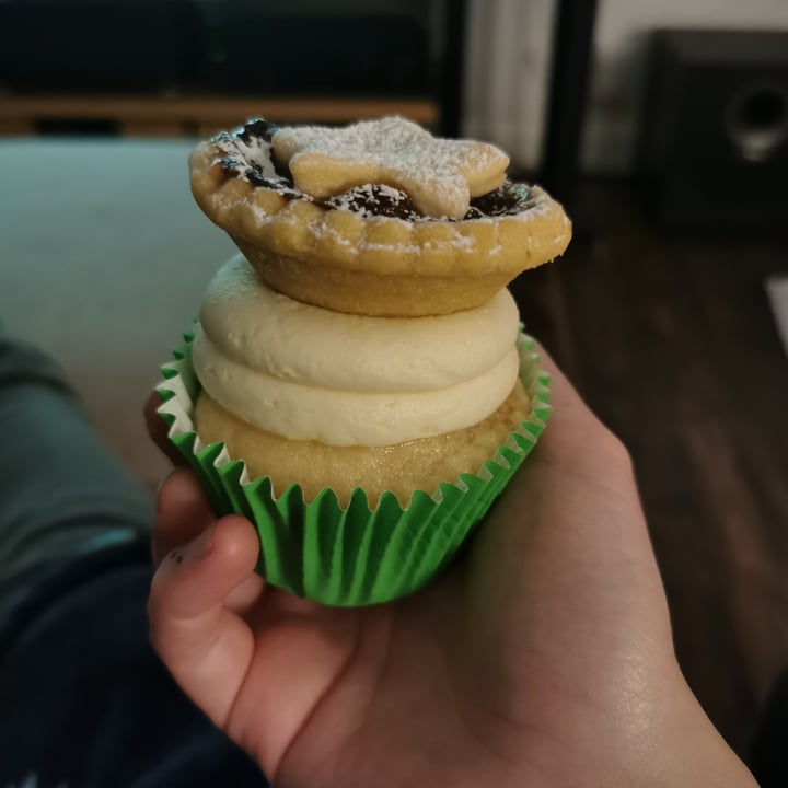 photo of Clemie’s Vegan Cakes Mince pie cupcake shared by @cthomps05 on  19 Nov 2022 - review