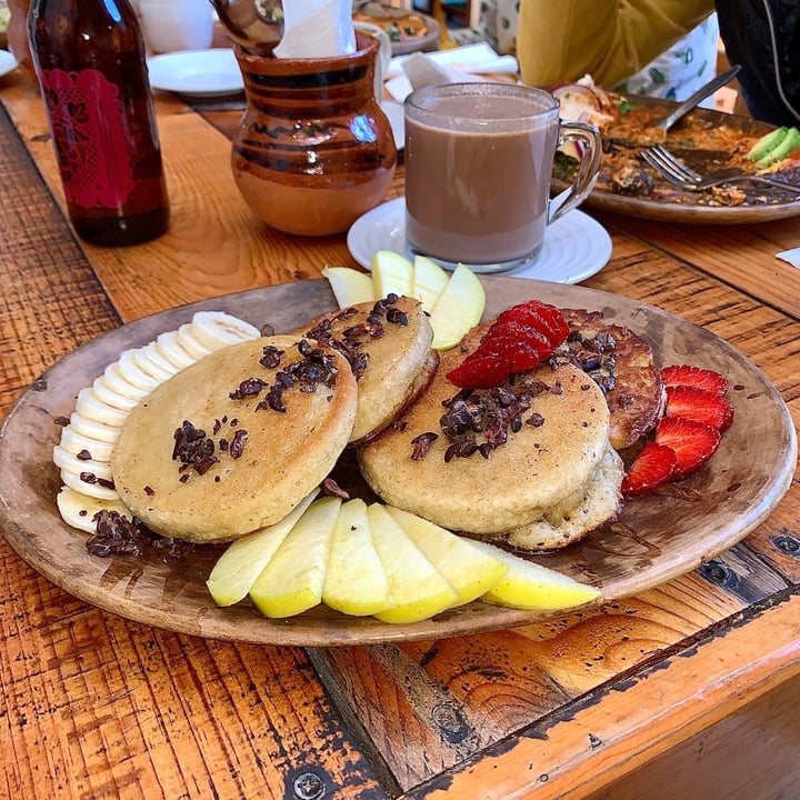 review photo of La Colmena Hotcakes con fruta 🤤 🥞 🍓🍌🍏 shared by @benroy on 12 Sep 2021 - review