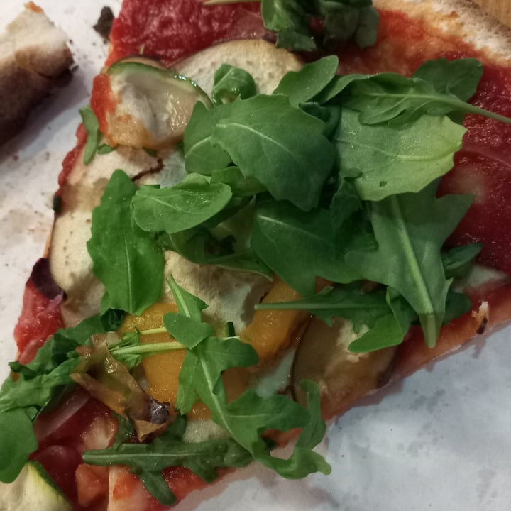 photo of Pizzeria La Piazzetta Pizza rossa con verdure shared by @ariab on  25 Jun 2022 - review
