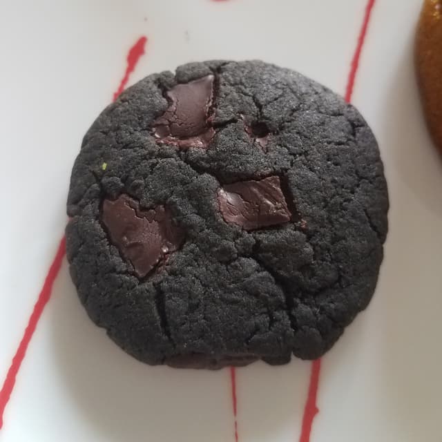 Foto do prato “Cookies carbone vegetale e cioccolato”