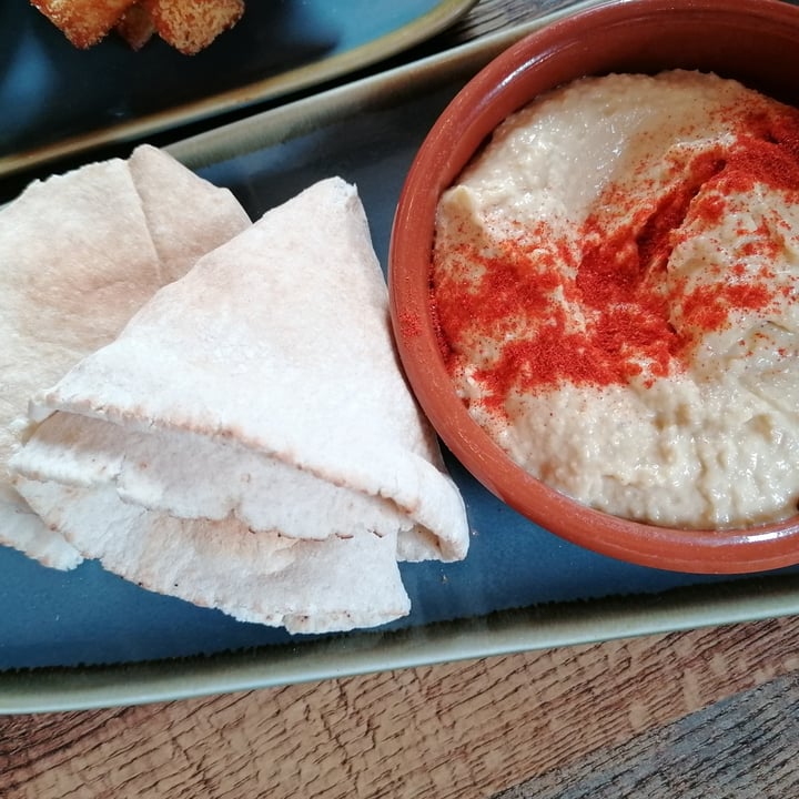 photo of The Lime Kiln Cafe Organic Hummus with Warm Flatbreads shared by @robynellen on  05 Nov 2022 - review