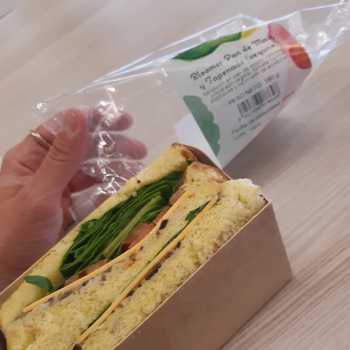 review photo of British sandwich factory Bloomer Pan De Maíz Y Tapenade (Vegano) shared by @giulizarra on 16 Apr 2022 - review