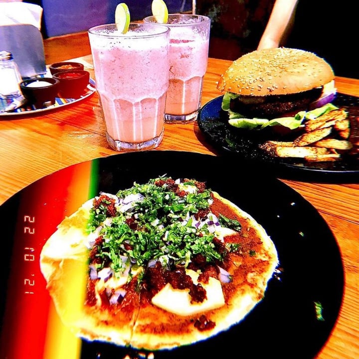 photo of Capuchino Café Hamburguesa de Falafel Pastor shared by @emmacarstairs on  01 Feb 2022 - review