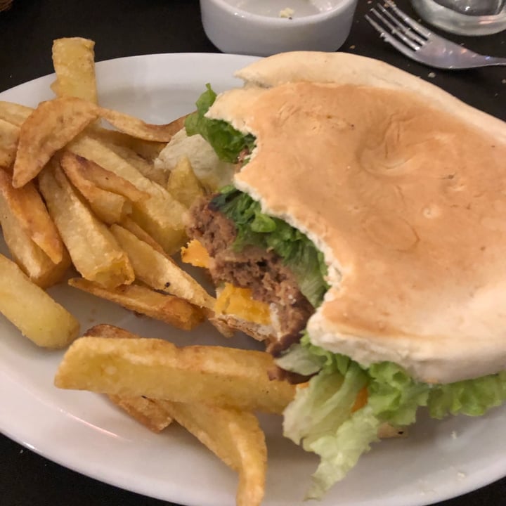 review photo of Cervecería Modelo Hamburguesa Vegana shared by @carolinarus on 16 May 2022 - review