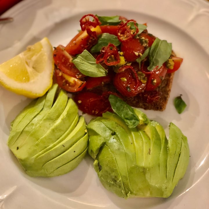 photo of Le Parc by tashas Caprese On Toast shared by @mayavegan on  18 Dec 2020 - review